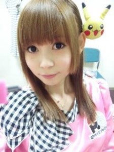 Shoko-Nakagawa-with-rat-Pikachu-225x300 Biographie