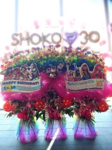 CEOkDJMVEAA5MWt-225x300 [LIVE REPORT] Queen Otaku / Shokotan monte au niveau 30 !