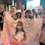 Banderole – Photo avec Maman Keiko